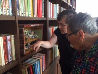ibliotheek ín de bibliotheek Op vrijdag 3 augustus was het dan zover; zuster Regina exposeerde haar miniaturen in de Rosa-bibliotheek.