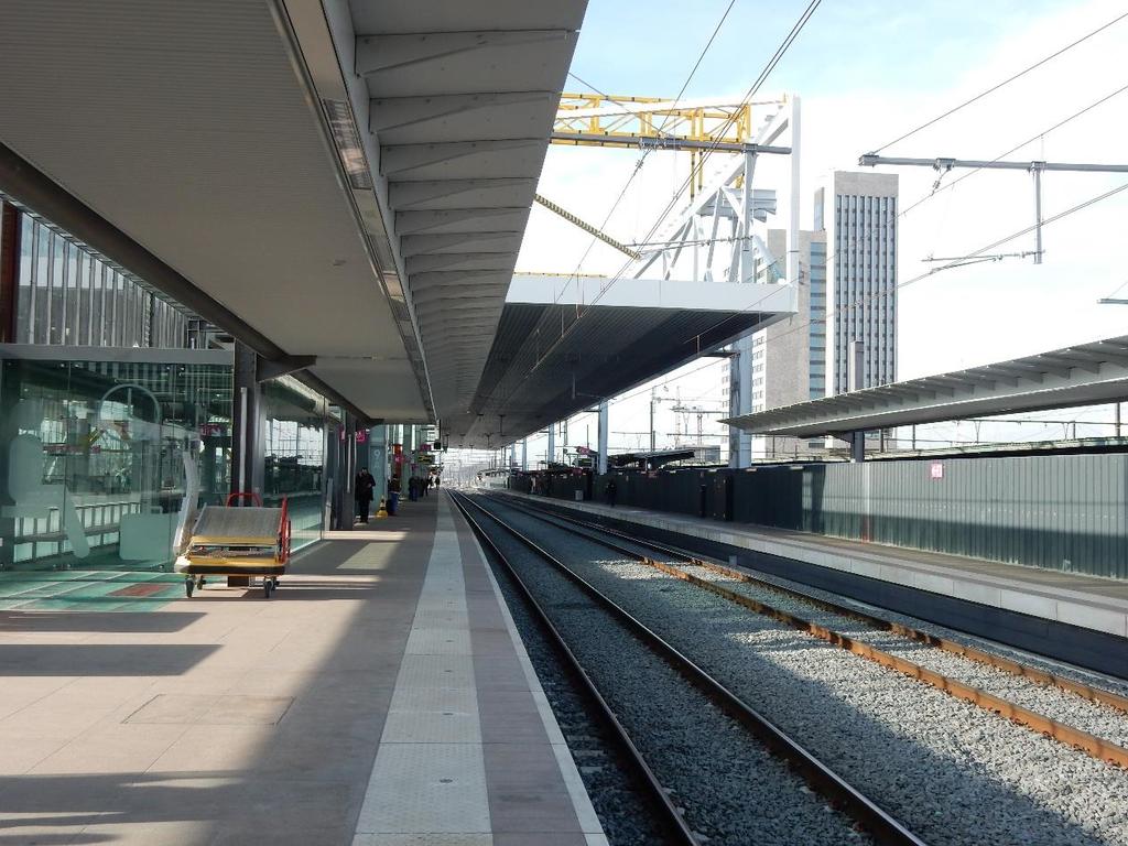 station tienduizenden mensen per uur binnen moeten geraken in het station en dat deuren niet nodig zijn.