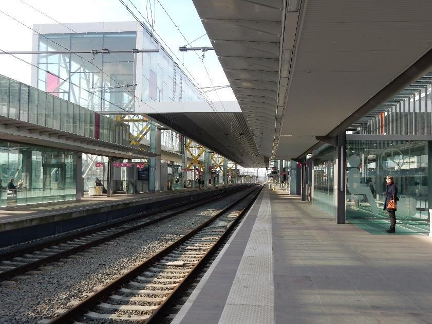 Per twee perrons is er in het midden een zone met een aanzienlijke hoogte, een vormelijk gebaar om het Gentse station enige grootsheid te geven, een zone met ruimte en licht.