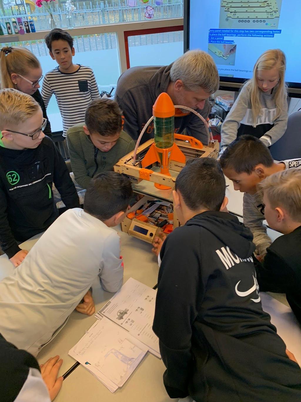 4. Start 3D printer bouwen met groep 8 Op vrijdag 19 november was de Kick Off van de 3D printer in groep 8!