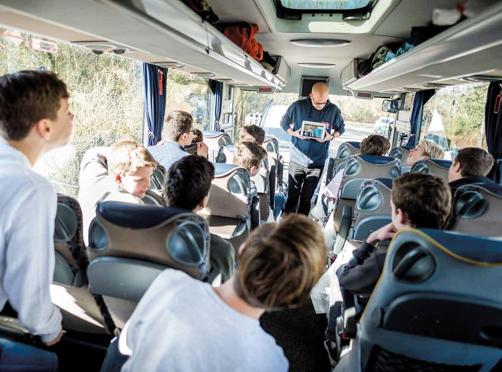 Bustour: veertien scholen Nieuw dit jaar was de Week van Zorg en Welzijn Bustour.