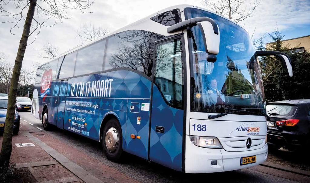 De bus bracht zorgprofessionals uit diverse branches en beroepen naar scholen in alle 14 regio s om