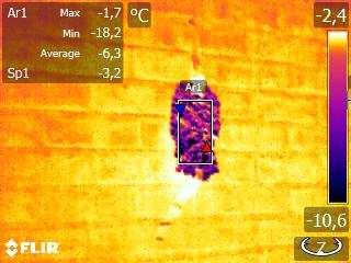 1.3.3.1.2 Gereflecteerde temperatuur 2015 De geflecteerde temperatuur aan de noordgevel is bepaald door een beeld te nemen van een aluminiumfolie uit drie verschillende richtingen en de emissiviteit