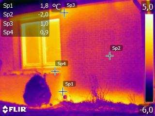 65 is opnieuw een thermische brug te zien boven het venster. Rechts van het raam staat een kast opgesteld aan de muur, waardoor de warmteverliezen minder goed te zien zijn.