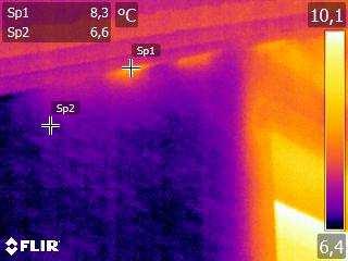 In de thermografische inspectie van 2016 werden nergens onregelmatigheden opgemerkt in de hoeken of ter hoogte van ramen op de noordgevel.