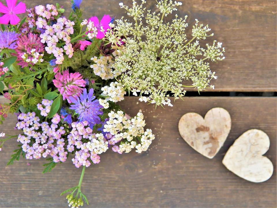 Ze verkoopt bloemen aan een kleine vaste klantenkring die regelmatig verse bloemen bij haar halen.