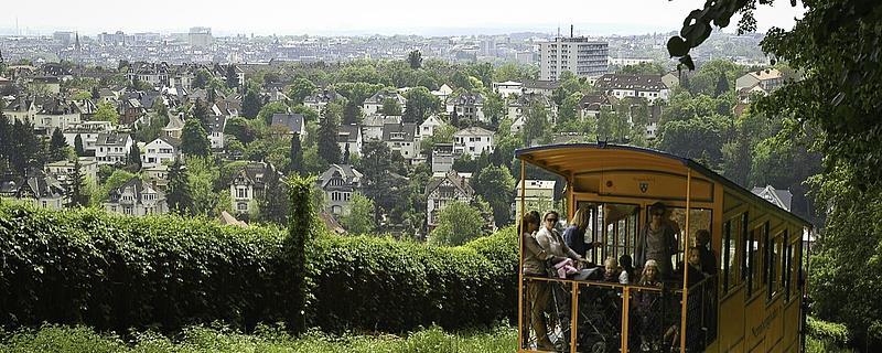 We starten aan de Neroberg, waar we met het watertreintje uit 1888 omhoog tuffen.