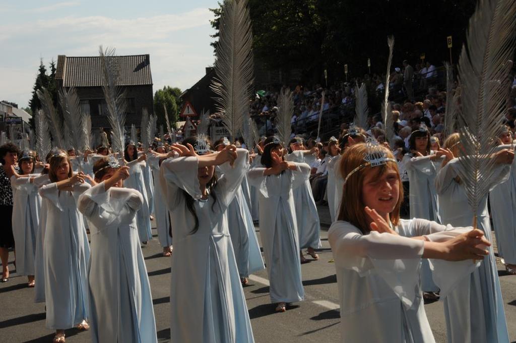 De Kroningsprocessie is een unieke belevenis die maar om de zeven jaar plaats vindt. De bekende taferelen uit het leven van Maria en Christus worden er op een indrukwekkende wijze uitgebeeld.