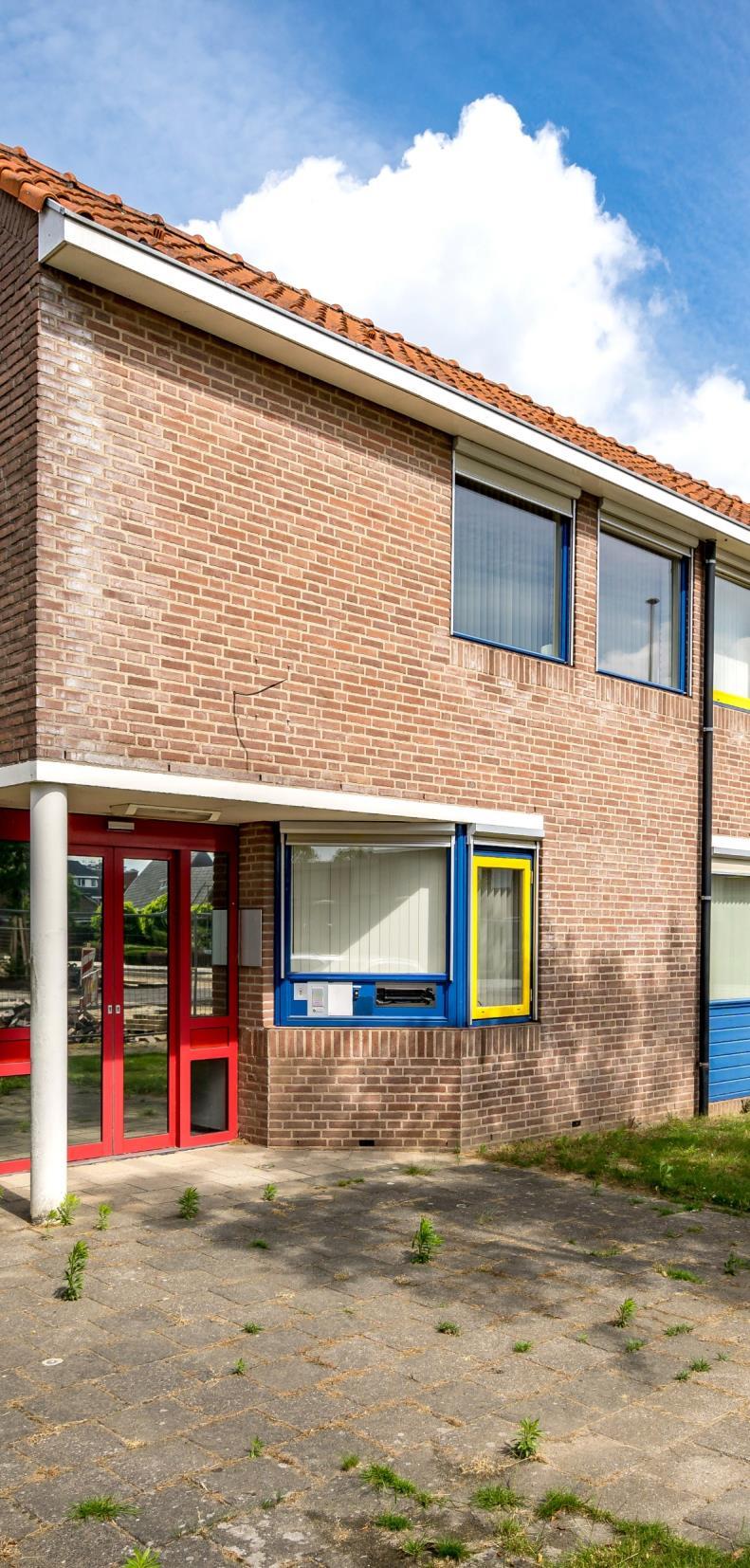 LOCATIE & OBJECT Het object (voormalig politiebureau) is gelegen in het centrum van Ulft. Het object is goed bereikbaar via de N317, welke leidt naar de N18/A18 (Zevenaar/Enschede).