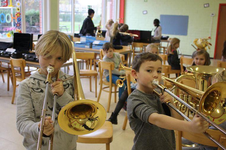 Voor De Verrekijker is er meer dan blokfluit Foto Kristof Pieters In het derde leerjaar van basisschool De Verrekijker in Verrebroek worden er sinds kort blazersklassen georganiseerd.