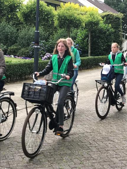 daarna moest je je koffer alvast inpakken en de juffen hadden de klok verandert dus ze zeiden dat we nu echt moesten slapen terwijl het pas half 11 was en meestal moeten we om 11 uur naar bed dus we