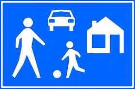 36. Erven Herken de borden, want in een erf mag je maar 15 km p/u rijden (dus stapvoets). Wees extra alert op spelende kinderen.
