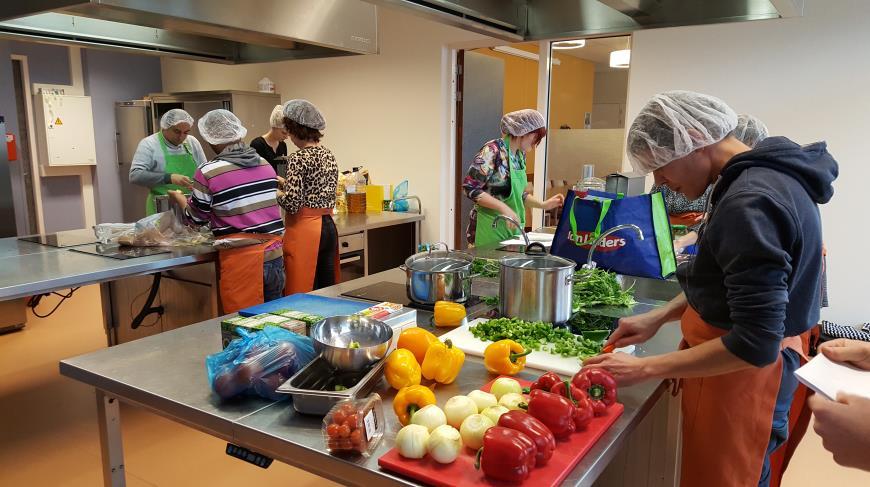 Kookgroep in Buurtrestaurant t Hert De keuken bij de Klokketoren is klein en de faciliteiten zijn beperkt. Hierdoor kan er in dit buurtrestaurant voor maximaal 15 gasten gekookt worden.