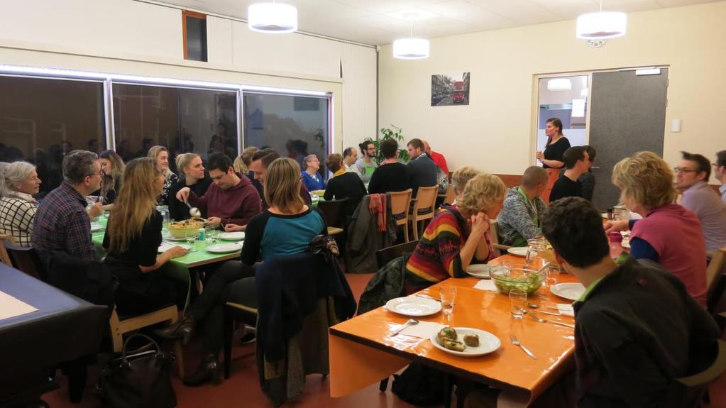 Eten bij Buurtrestaurant t Hert Er wordt vanaf de start aan lange tafels gegeten en de koks zitten tussen de gasten.