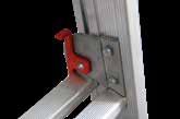 De opsteekhaak met veiligheidspal voorkomt dat de ladder inklapt terwijl je hem gebruikt.