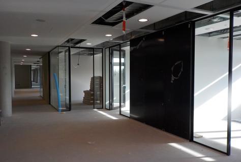 Qua installaties werden op alle verdiepingen diverse werkzaamheden verricht, zoals bijvoorbeeld het aanbrengen van installaties in het systeemplafond, boven vaste plafonds