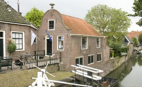 Rijksmonument voormalig sluis-wachtershuis aan Zuideinde 2, Monnickendam (bron: Rijksdienst voor het Cultureel Erfgoed).