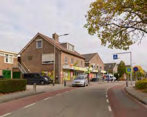 Stedenbouw De straten zijn stenig en worden begeleid door aaneengebouwde of vrijstaande panden met een individueel karakter. De rooilijn volgt de weg met kleine verspringingen.