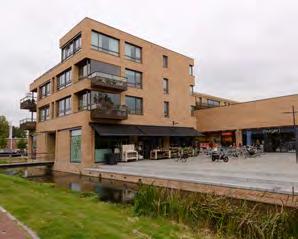 Het voormalig gemeentehuis met bescheiden maat van één laag met kap, sluit naadloos aan op de dorpse schaal van het lint.