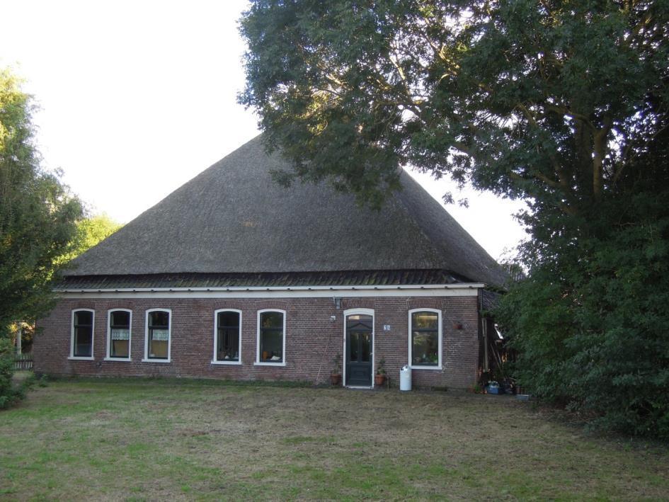 PLAATSELIJKE AANDUIDING: Middenweg 28, 1703 RC Heerhugowaard KADASTRALE AANDUIDING: Sectie P 5450 DATERING: 17 e of 18 e eeuw, gedeeltelijk herbouwd in 1884 onbekend HISTORIE: Stolpboerderij, vroeger