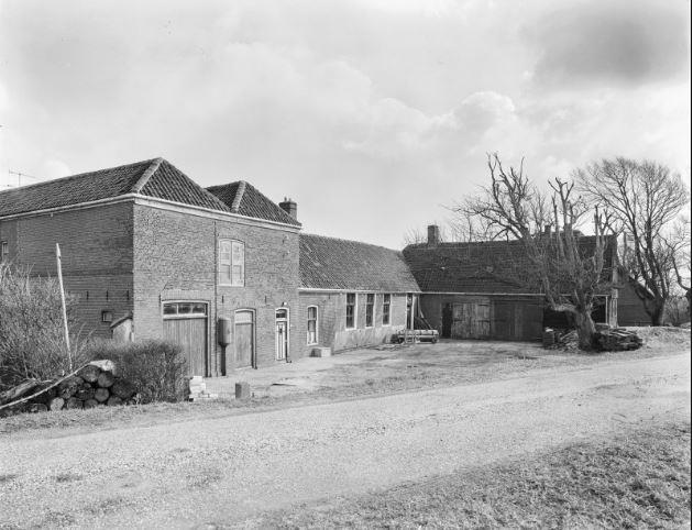 PLAATSELIJKE AANDUIDING: Huygendijk 14-16, 1703 RH, Heerhugowaard KADASTRALE AANDUIDING: Sectie O 190 DATERING: 1790 (oorsprong), 1869 (hoge bouwmassa), 1908 (verbouw) 2000-2016 (verbouw) Onbekend