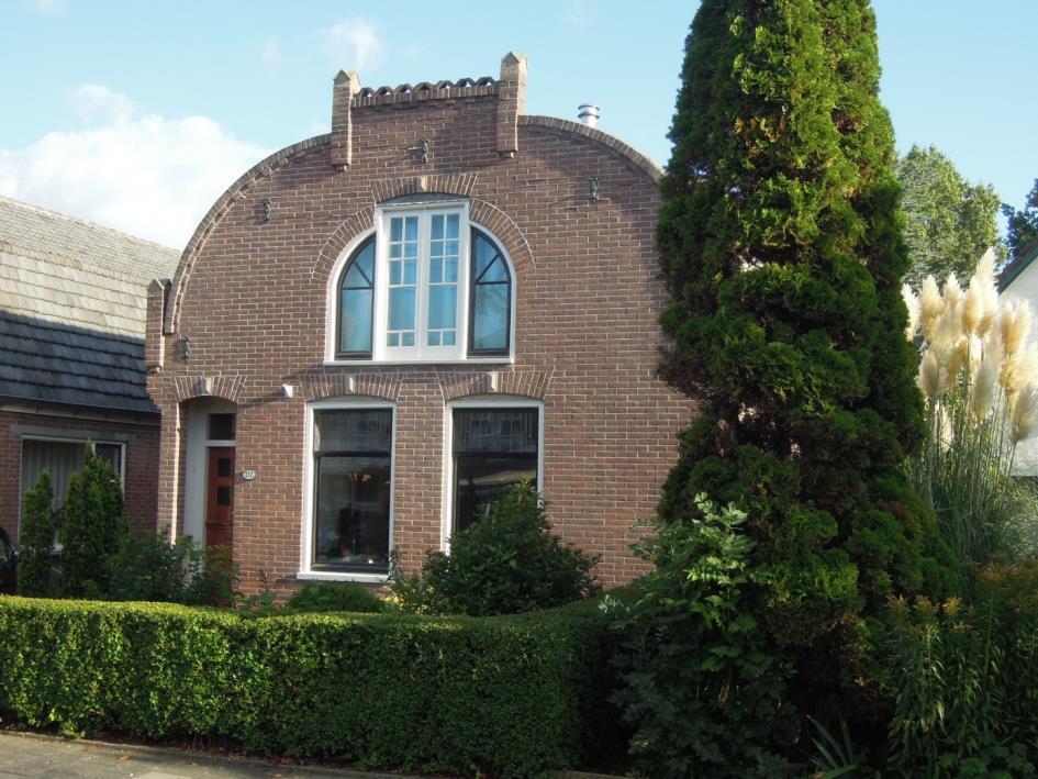 PLAATSELIJKE AANDUIDING: Middenweg 212, 1701 GH Heerhugowaard KADASTRALE AANDUIDING: Sectie N 2764 DATERING: 1916 J. Kamp, Heerhugowaard HISTORIE: Voormalige kassierswoning daterend uit 1916.