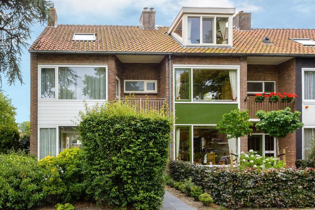 Wonen en werken, hoekhuis met praktijk op royaal perceel, gelegen in Keizer Karelpark Amstelveen, Keizer Karelweg 82 Download nu ook onze nieuwe app Bert van Vulpen Makelaars +