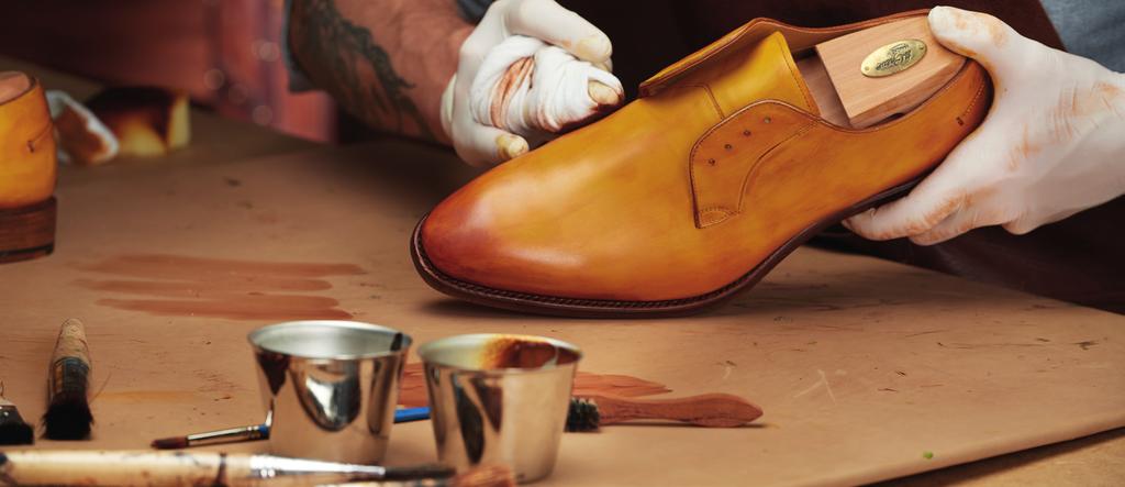 Passie voor schoenen Alle ruim 300 handelingen die nodig zijn om uw Barolo by Greve te maken, zitten vol passie en toewijding van onze schoenmakers.
