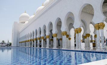 000 pilaren en 4 minaretten. Het grootste tapijt ter wereld bevindt zich ook in de moskee, er kunnen 40.000 personen samen binnen.