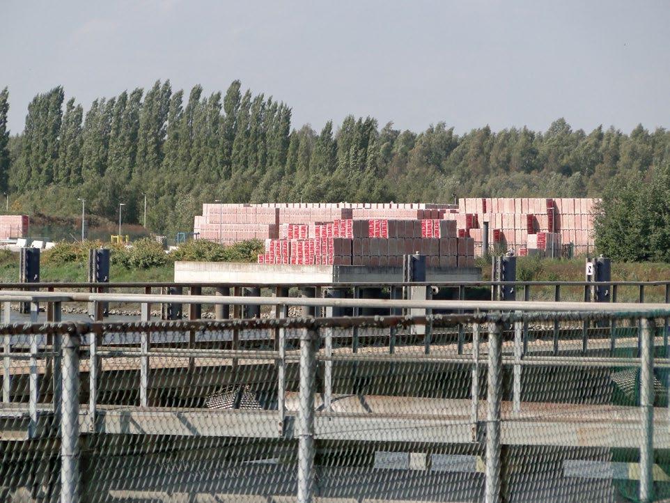 Scheepvaart en baksteenverleden van de Rupelstreek, één verhaal Hoge bakstenen schouwen langs de oever van de Rupel getuigen van het steenbakkerijverleden in de Rupelstreek.