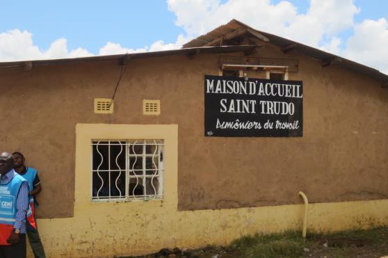 Secundaire school Institut Makimbilizo in Musoshi (Kasumbalesa) Musoshi ligt op ongeveer 100 km van Lubumbashi, op de grens met Zambia.