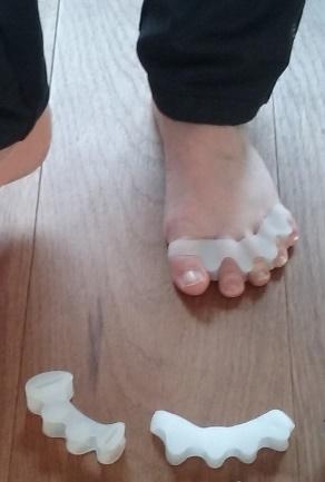 TEENSPREIDER Dit is de juiste teenspreider voor de scheve grote teen, de hallux valgus. Deze teenspreider zet teen en bijbehorend middenvoetsbeentje in een rechte lijn.