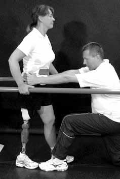 Op foto 2 is de patiënt gevraagd om snelle mediolaterale bewegingen te maken met een tennisbal onder de gezonde voet, waarbij het gehele gewicht op de beenprothese rust en de patiënt zich