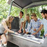 YALP FONO De interactieve DJ-tafel De DJ-tafel Yalp Fono benadert jeugd op positieve wijze, door gebruik maken van wat hen echt bezighoudt. Muziek en de mobiele telefoon.