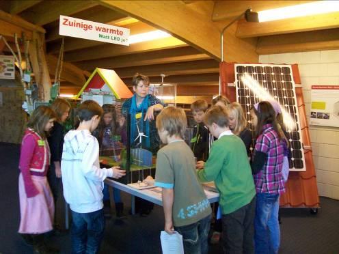 Op ontdekkingstocht met Ko Koppel Groep 7 en 8 Een speurtocht door de expositie gecombineerd met proefjes over energie.