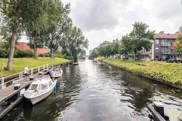 Een bijzonder prettig hoekappartement met een eigen garage in de onderbouw in Amsterdam Nieuw West!