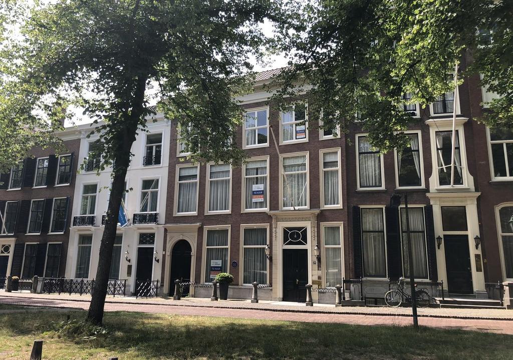 Omgevingsfactoren Het object is gelegen aan het historische Lange Voorhout met diverse internationale bedrijven, Ambassade(s) en het Hotel des Indes.