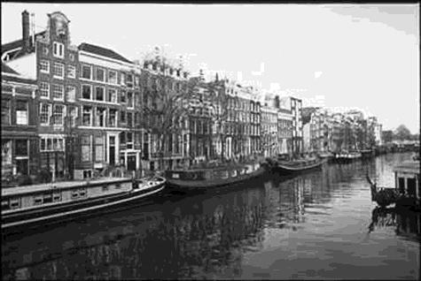 c Amsterdam is de mooiste stad van Nederland. Luister nu voor de tweede keer. 2 In Amsterdam stroomt een rivier.