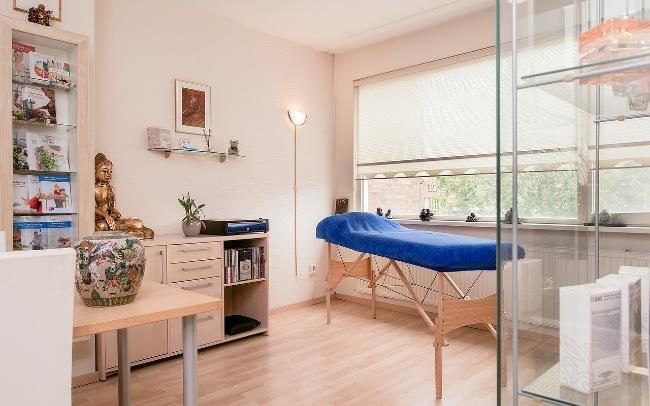 Door zijn inkomsten kan hij nu een dure opleiding volgen als Shiatsu masseur waardoor hij als professionele masseur meer mogelijkheden krijgt voor opdrachten.