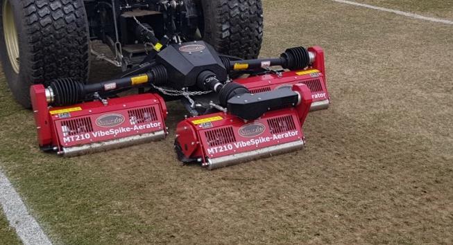 Maximaal PTO toerental: 540 RPM Maximale rijsnelheid : 10 km/uur Aantekening: Om veilig met de machine te kunnen werken is het noodzakelijk