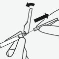 Verwijder de transparante beschermhuls van de naald Klap het naaldbeschermingsmechanisme terug in de richting van de spuit zoals op de tekening.