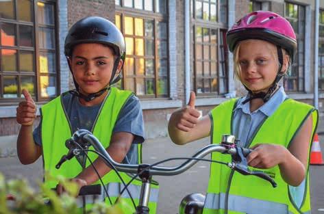 48 3.2.3 Stap 3: Beoordeel de leerlingen Fietsbrevet Zilver afnemen De leerlingen leggen het parcours om de beurt af. Zo kun je elke leerling observeren bij de vaardigheden die hij uitvoert.