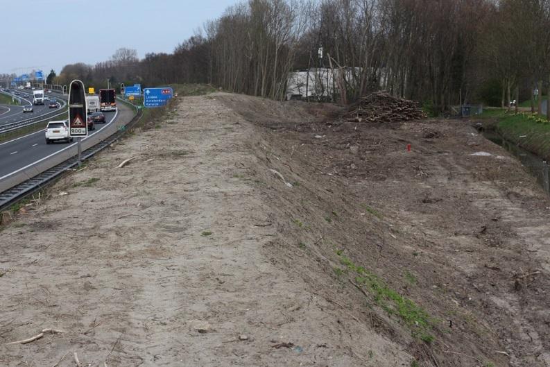 Bovenstaande foto s laten een aardewal zien langs de A44 waar tot voorkort een begroeiing uit struiken en bomen aanwezig was.