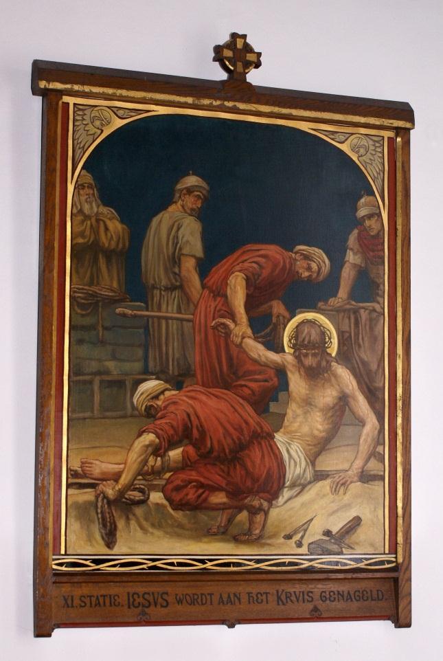 Kruiswegstaties Langs de wanden hangen sinds 1957 de 14 Kruiswegstaties geschilderd door de kunstschilder Franciscus Hermanus Bach uit