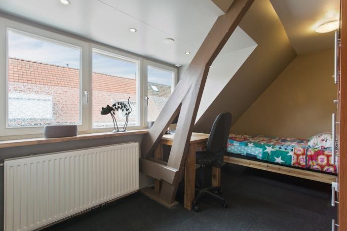 Ook de slaapkamer aan de voorzijde beschikt over een royale dakkapel met draaikiep ramen en elektrisch bedienbare rolluiken.