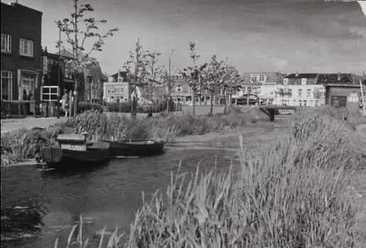 kattekwaad uit, zoals het pikken van eieren, die de kippen op weg naar de markt toch in de kratten hadden gelegd. Als je daarbij betrapt werd, moest je er als de wiedewied vandoor.