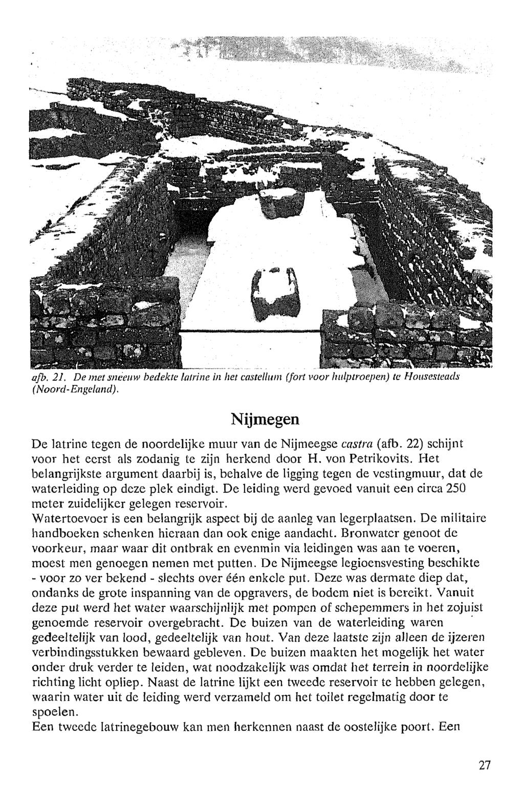 afb. 21. De met sneeu w bedekte latrine in het castellum (fort voor hulptroepen) te Housesteacls (Noord -Engeland). Nijmegen De latrine tegen de noordelijke muur van de Nijmeegse castra (afb.