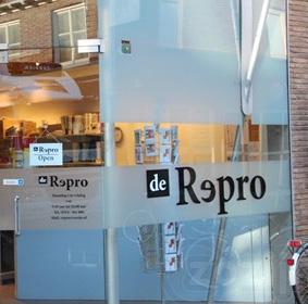 De Repro De Repro is een bijzondere werkplek in het centrum van Doetinchem waar cliënten de mogelijkheid hebben om midden in de samenleving werkzaam te zijn.