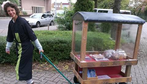 De cliënten gebruiken, waar nodig, hulpmiddelen voor het vouwen van de was. Ook daar wordt gewekt d.m.v. instructiemappen. Wij doen ook de was voor externe klanten.