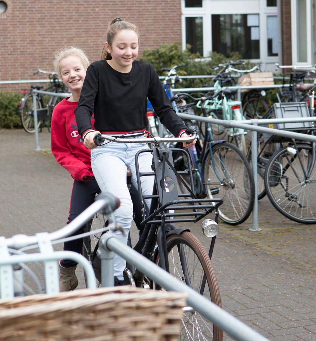 SCHOOLREGELS Voor een goede sfeer en een prettig schoolklimaat is het belangrijk dat we rekening met elkaar houden.